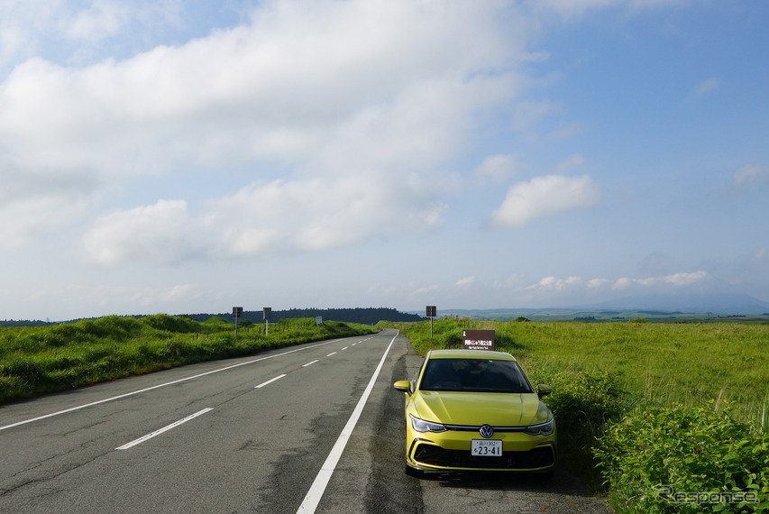 熊本の阿蘇外輪山と大分の九重高原を結ぶやまなみハイウェイにて記念撮影。