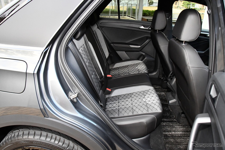 VW T-Rocブラックスタイルのリヤシート。スポーティでありながら、落ちついた雰囲気も合わせ持つ