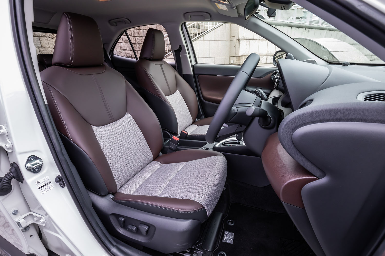 ブラウン系のカラーを用いた合皮とツイード調ファブリックのコンビネーションシートは、「ハイブリッドZ」および「Z」グレードの専用アイテム。前席はヒーター機能を内蔵し、運転席には電動調整機構も備わっている。
