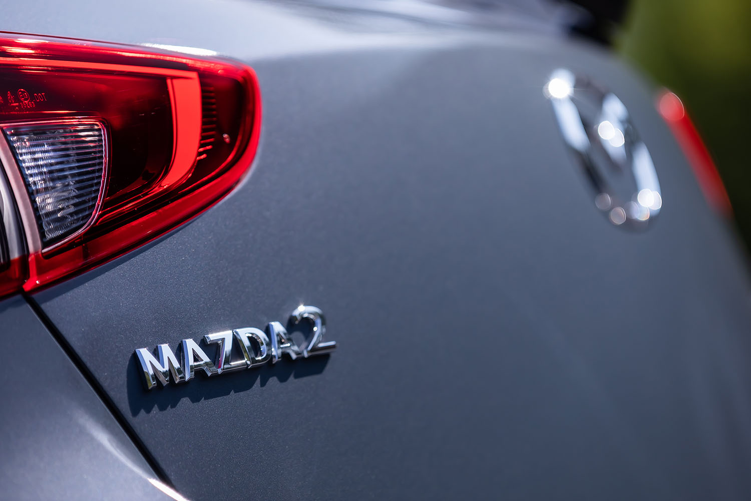 リアゲートに備わる「MAZDA2」のエンブレム。この車名は「デミオ」のグローバルネームとして、2002年にデビューした2代目モデルから海外市場で使用されていた。