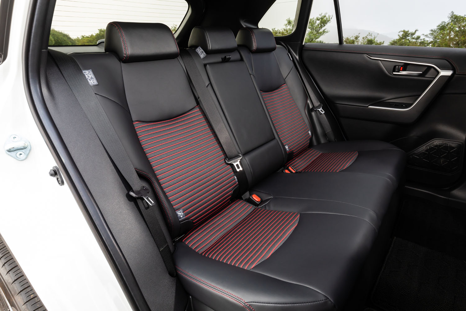 リアシートにも、フロントと同じように赤い横縞の装飾やステッチを採用。シートヒーターや後席用USBポート（2個）などが備わる。