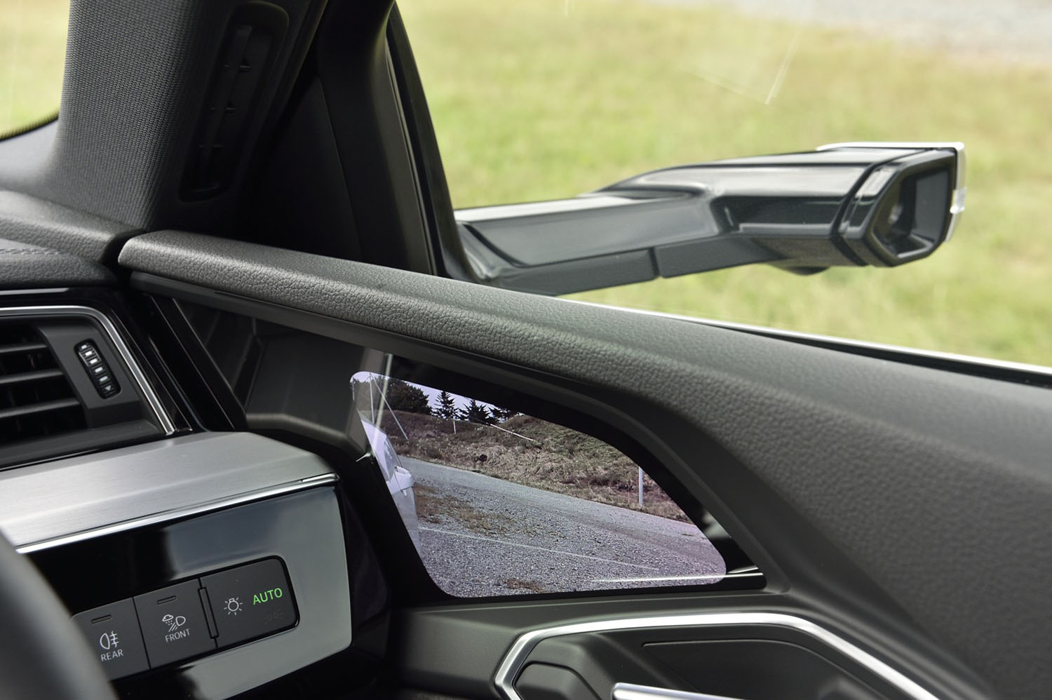 「ファーストエディション」には、カメラで撮影した車両後方の映像を車内の7インチOLEDタッチパネルに映し出す「バーチャルエクステリアミラー」が標準装備される。画面をタッチするだけで簡単に画角の調整が行える。