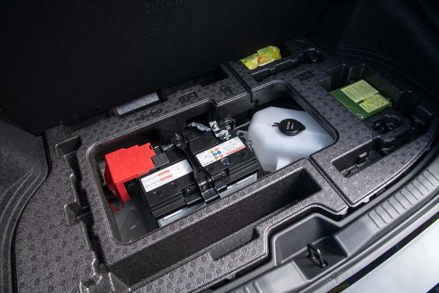「RZ」および「RZ“ハイパフォーマンス”」では12Vバッテリーを荷室下にレイアウトし、理想の前後重量配分（59：41）を追求。写真の白いパーツは“ハイパフォーマンス”専用装備となるインタークーラーのウオータースプレー用の水タンク。