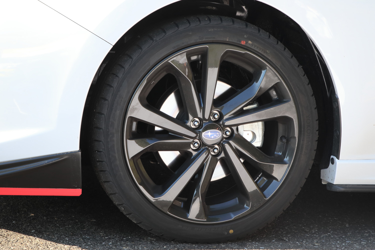 「STI Sport」には現行「インプレッサ」のラインナップで唯一、18インチアルミホイール（ダークメタリック塗装）と、幅225mm、40偏平のタイヤが装着される。