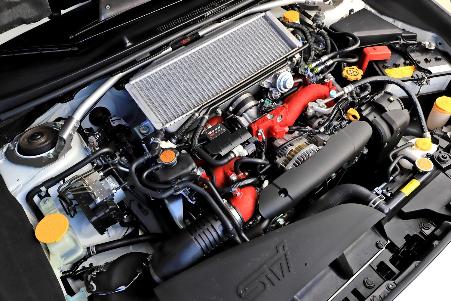 2.5リッターの排気量を持つ「EJ25」エンジン。最高出力341HP、最大トルク330lb-ftというアウトプットは「WRX STI」史上最強である。