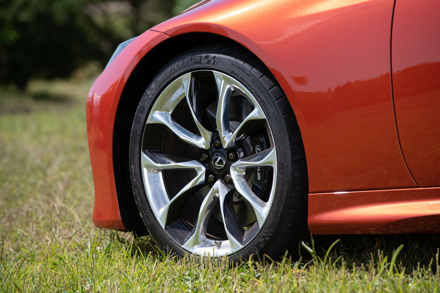 足元の仕様は20インチのホイールと前：245/45RF20、後ろ：275/40RF20サイズのタイヤの組み合わせが標準。試乗車に装備されていた21インチサイズのホイールとタイヤは有償オプション（16万5000円）である。