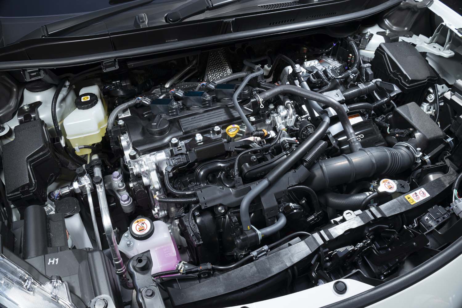 最高出力91PSの1.5リッター直3エンジンに、最高出力80PSの電気モーターを組み合わせたハイブリッドユニット。「ハイブリッドZ」の場合、WLTCモードの燃費値は27.8km/リッターと公表される。