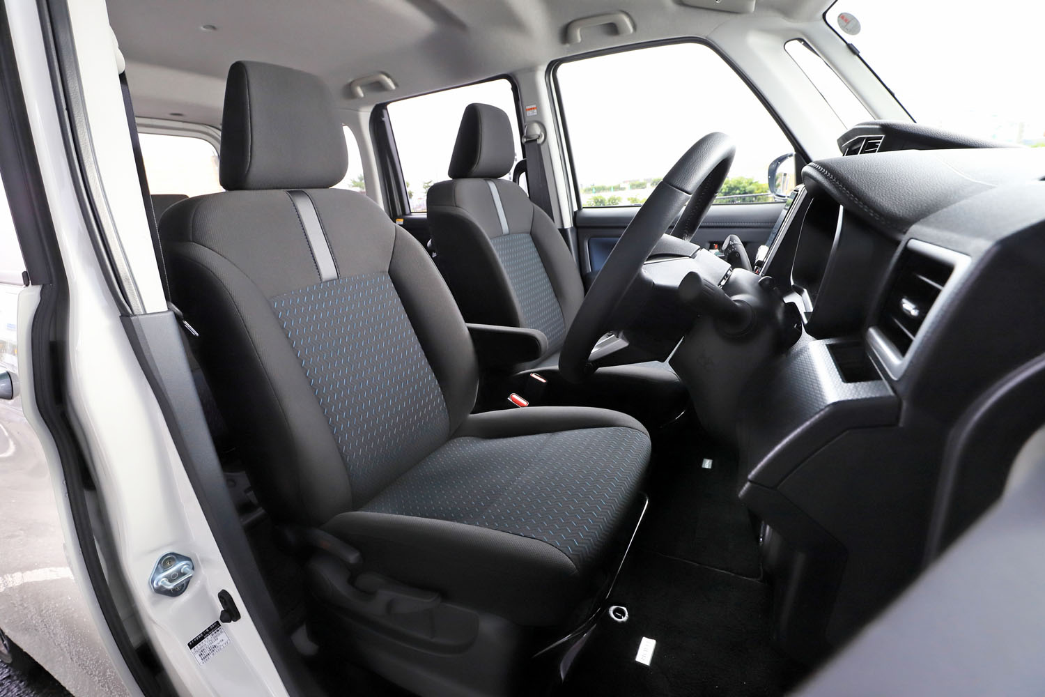 大幅な改良を受けたフロントシート。幅やクッション長の拡大、バックサポートのサイズアップなどにより、座り心地とホールド性が向上している。