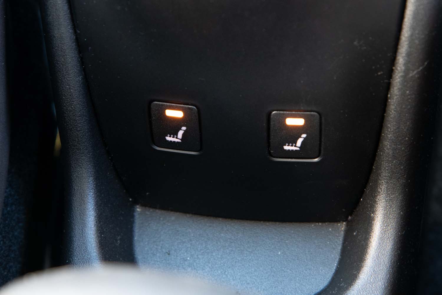 運転席、助手席ともシートヒーターが標準装備。スイッチはセンターコンソールにレイアウトされる。