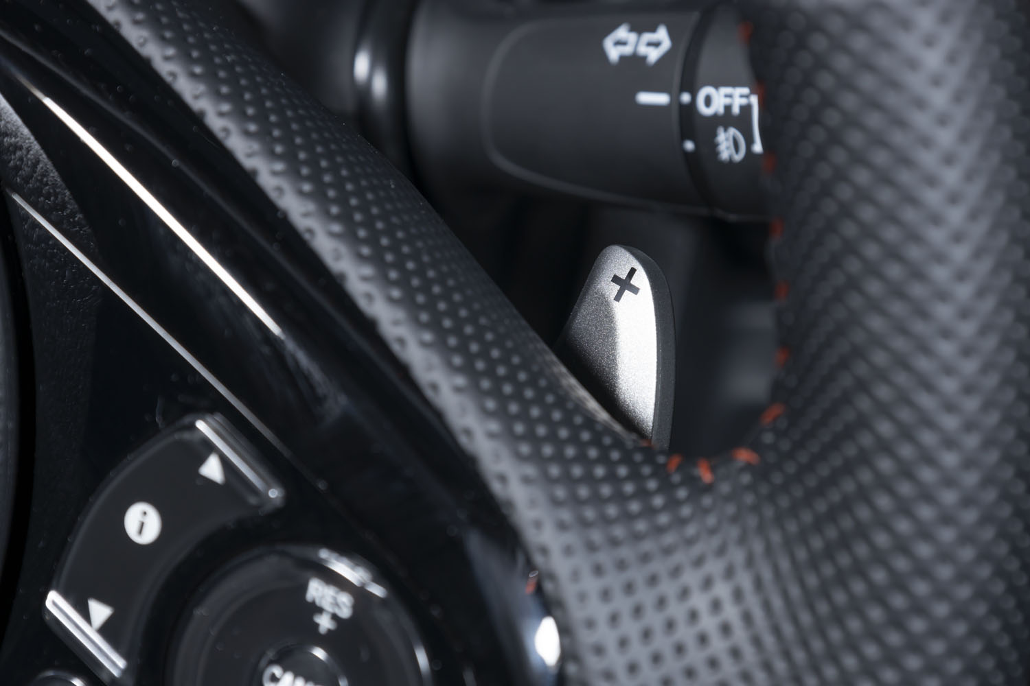 CVTについては、「RS」のみ「S」レンジのシフトコントロールをよりスポーティーなものとする専用の制御を採用。ステアリングホイールにシフトパドルが装備されるのも同車の特徴だ。