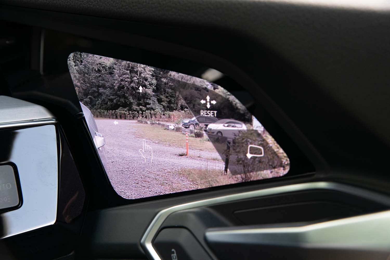 運転席側の「バーチャルエクステリアミラー」の映像。矢印の部分（普段は消えている）を押してスクリーンを上下左右になぞると、好みの画角に設定できる。