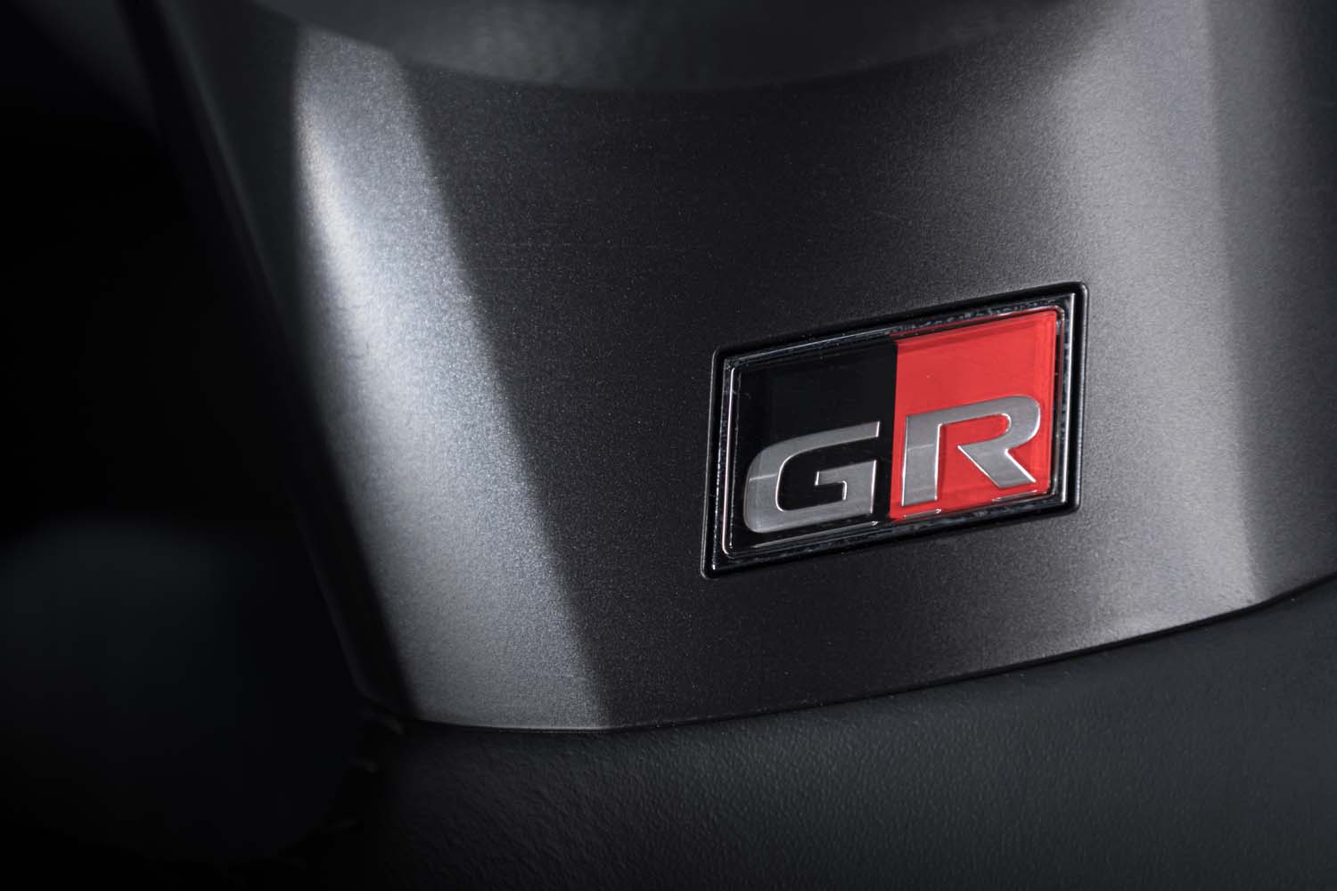 ステアリングホイールのスポーク部をはじめ、シートやメーターパネルなど、車内の各所に「GR」ロゴが添えられる。