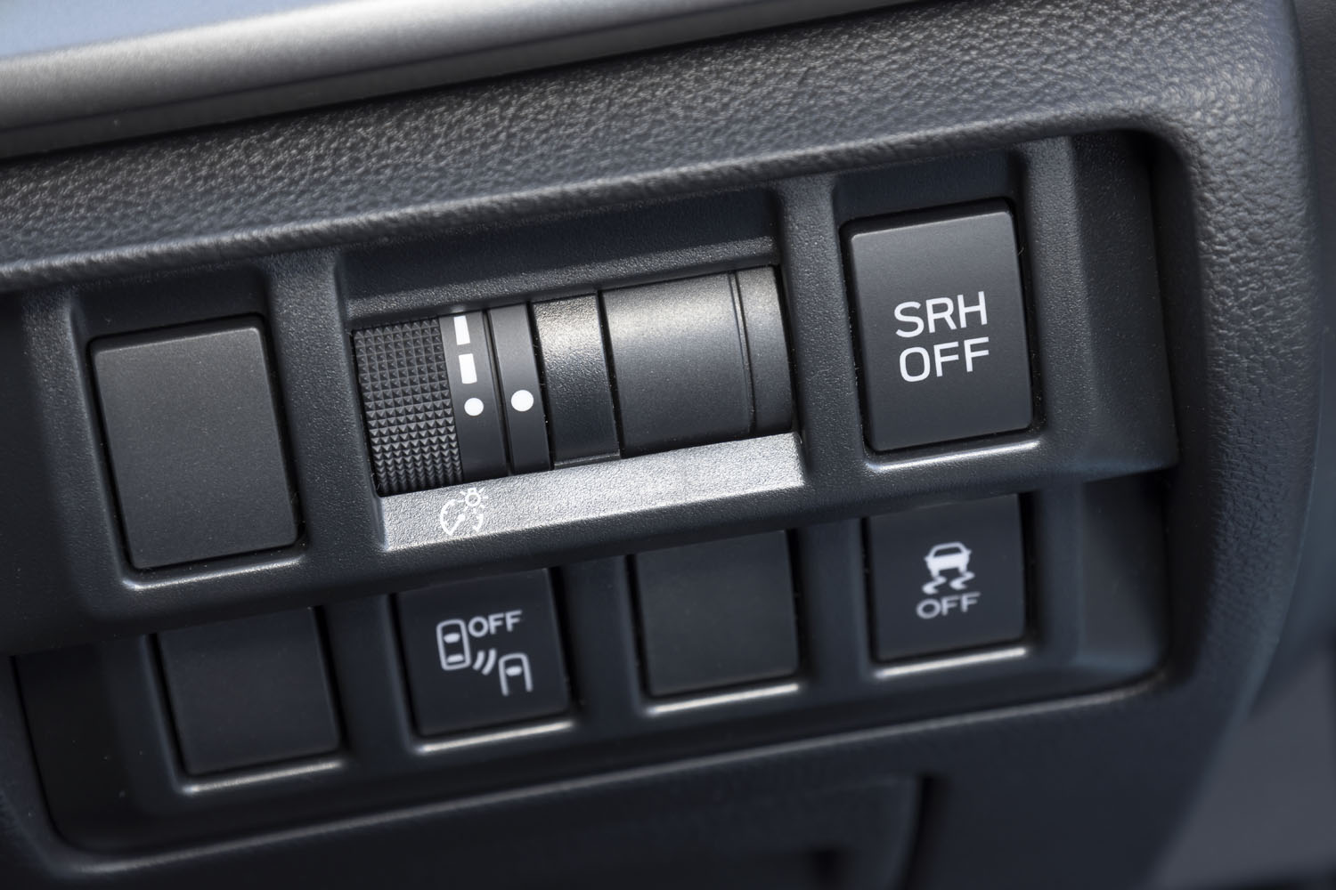 ダッシュボード右端に備わる操作パネル。「SRH」とはステアリング連動ヘッドライト（Steering Responsive Headlight）の略である。