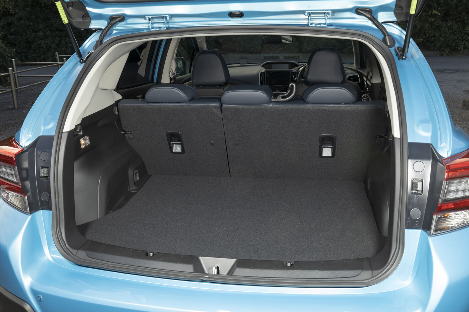 コンパクトSUVの中でも、高いユーティリティー性能を持つ「XV」。リアにドライブトレインが備わる4WD車でありながら、荷室容量は1.6リッター車で385リッター、「e-BOXER」搭載車で340リッターとなっている（VDA法計測値）。