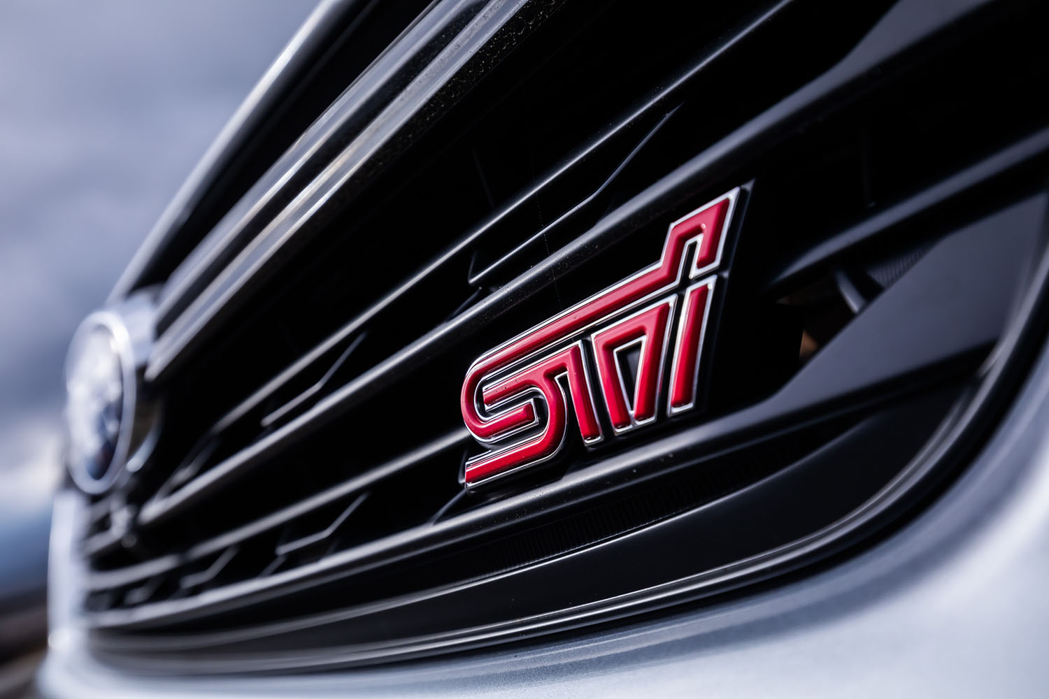 ブラックの加飾が施されたフロントグリル右側に「STI」のエンブレムを配置。標準モデルとは明確に異なるフロントマスクに仕上げられている。