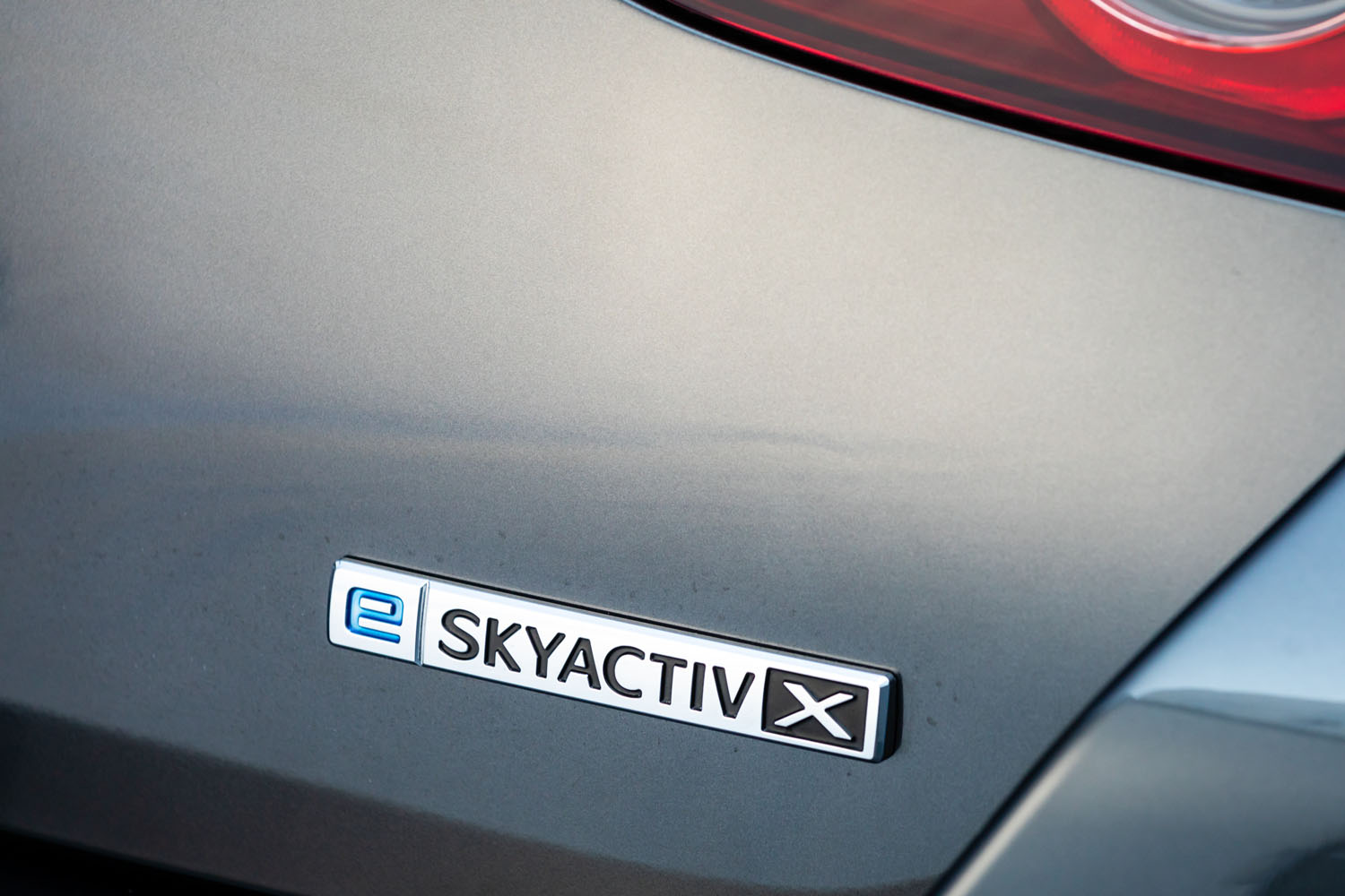 装飾類に関しては、「スカイアクティブX」搭載車に「e-SYKACTIV X」のバッジが装着されたのもトピック。電動車（マイルドハイブリッド車）であることが強調されている。