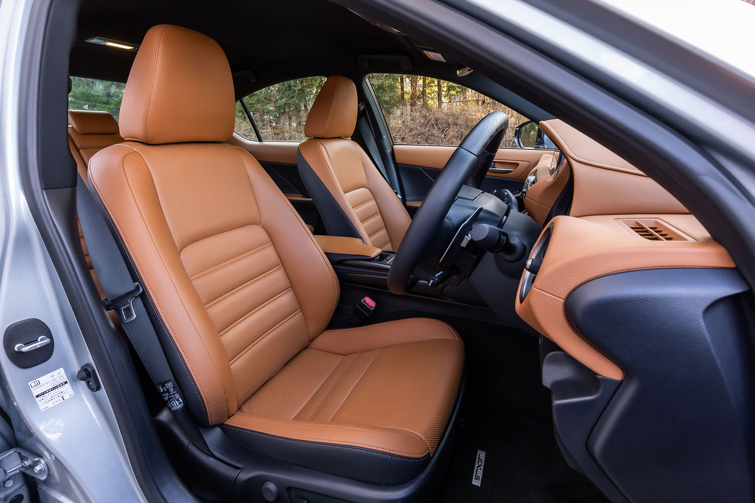 運転席のポジションメモリーと前席ヒーター＆ベンチレーション機能付きセミアニリン本革シートが、「“バージョンL”」グレードに標準装備される。内装色は「オーカー」と呼ばれるカラーで、これを含め3種類から選択できる。