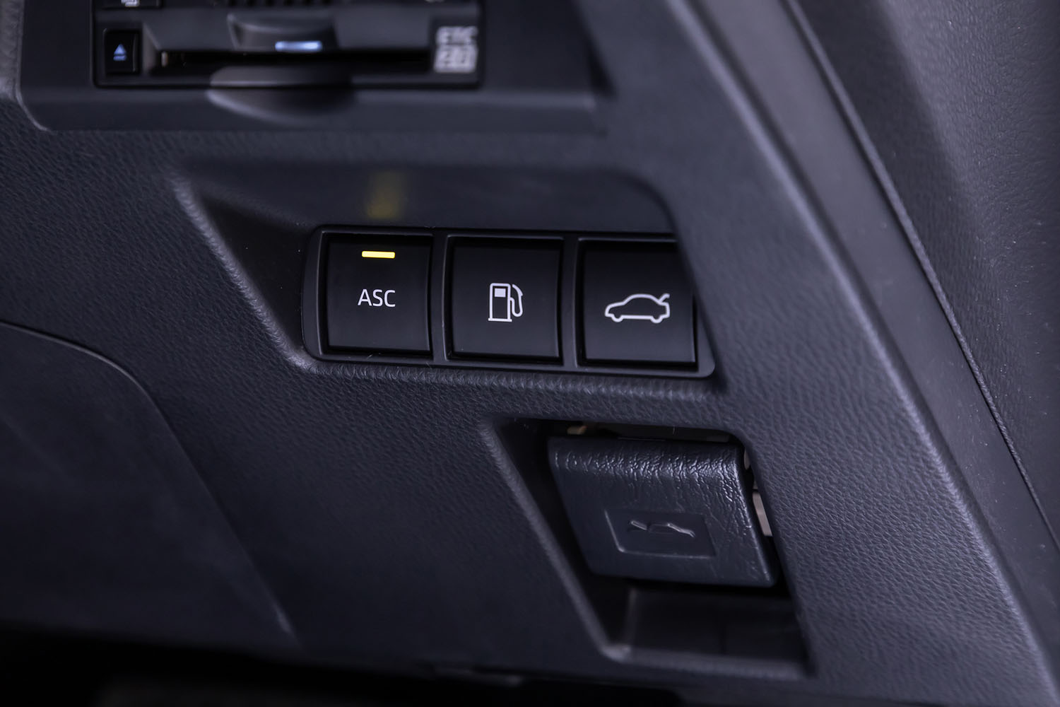 新型「ミライ」では、疑似エンジン音を発生させる「アクティブサウンドコントロール（ASC）」機能を搭載している。走行モードに連動したサウンドを専用スピーカーで鳴らし、車両とドライバーとの一体感を高めるという。