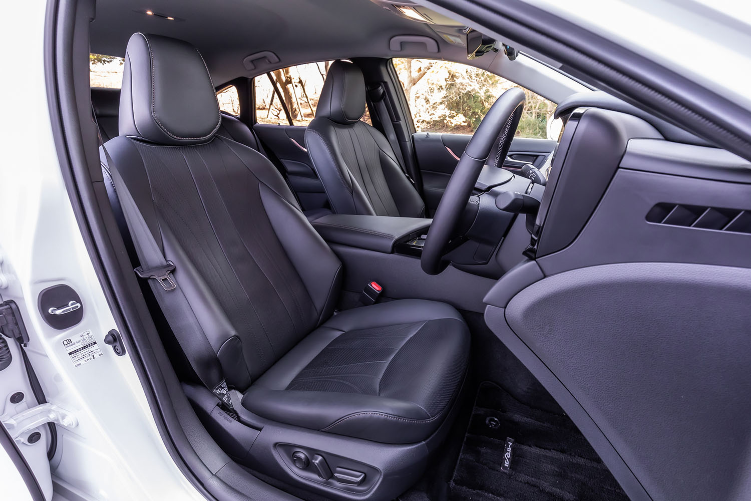 本革のシート表皮が標準仕様となる「Z」グレードの前席には、「快適温熱シート」や「シートベンチレーション」も備わっている。