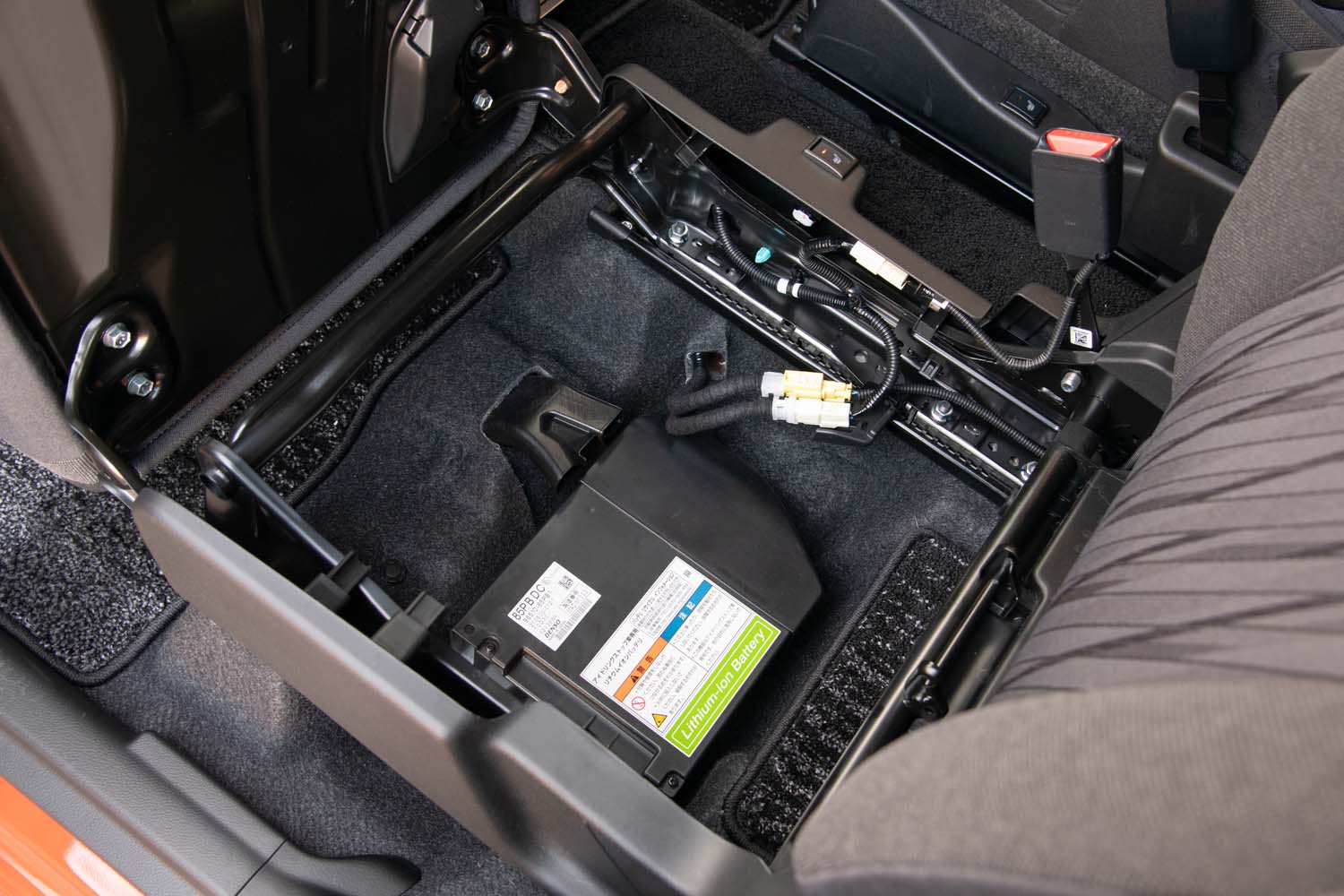 マイルドハイブリッド用のバッテリーが助手席の座面下に積まれるのはスズキ車ではおなじみ。容量は3Ah。