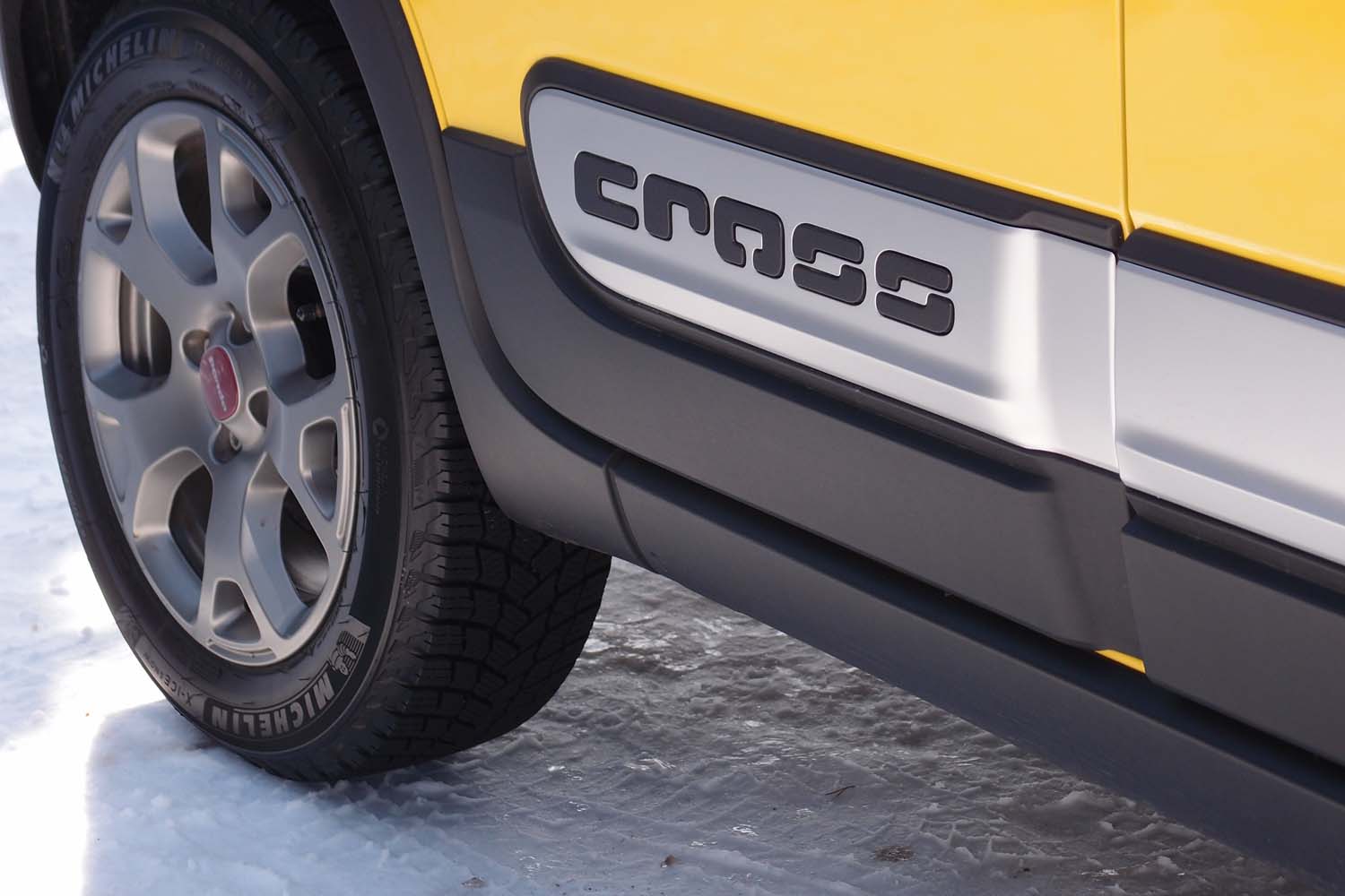 車体側面の下方には、「CROSS」ロゴ入りのサイドモールティングが装着される。
