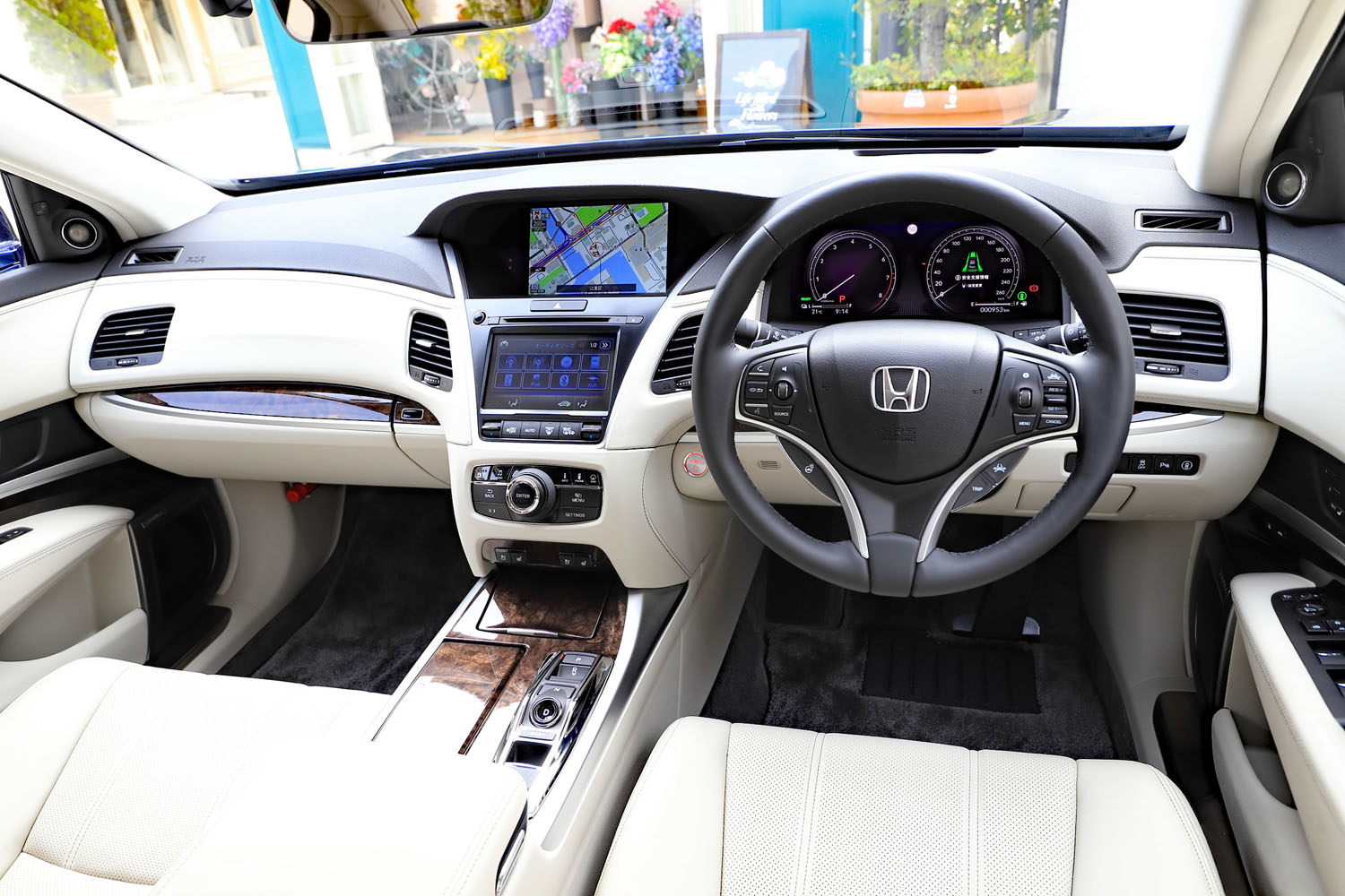 インテリアでは「ハイブリッドEX・Honda SENSING Elite」専用のデジタルメーターや各部のイルミネーション、機能の拡充に伴い変更された、ステアリングスイッチのアイコンなどが特徴だ。