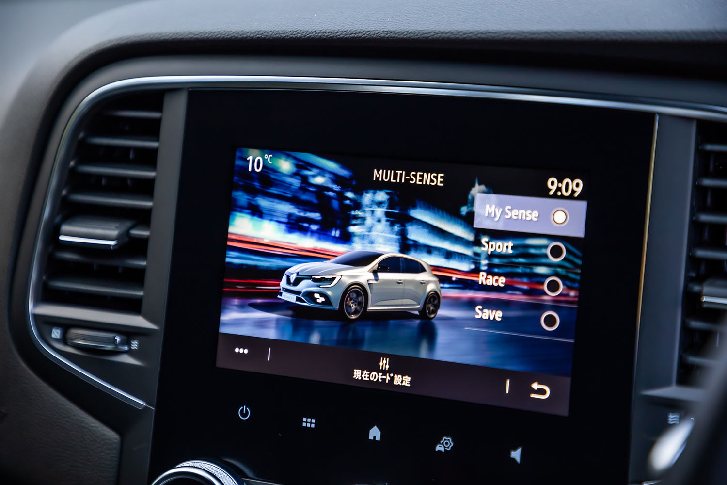 7インチディスプレイを用いたマルチメディア「イージーリンク」を標準装備。運転モードや車内の環境をカスタマイズできる「ルノーマルチセンス」が組み込まれている。