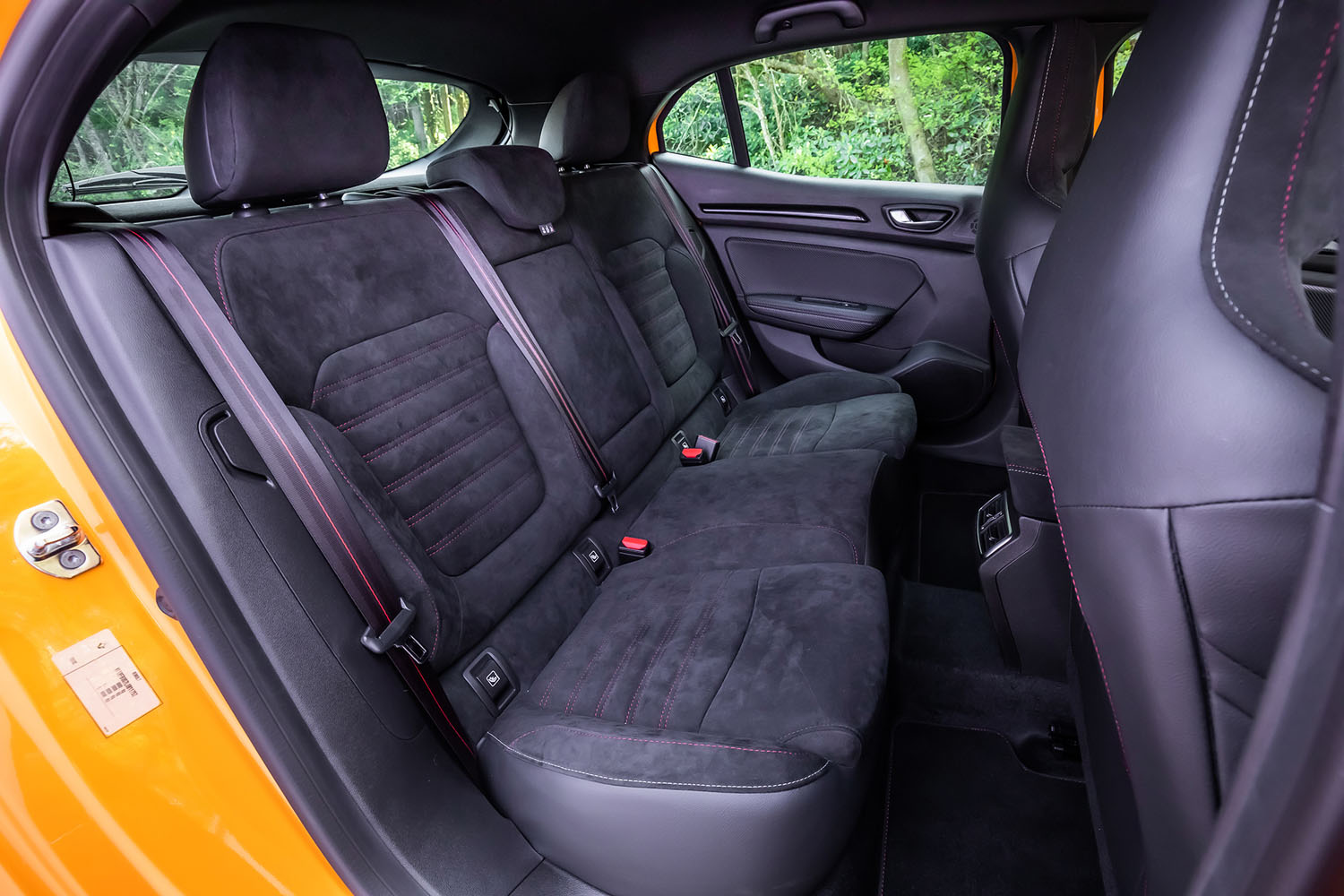 フロントシート同じく、リアシートにもアルカンターラの表皮が採用されている。背もたれには60：40の分割可倒機構が備わる。ドアのインナーパネルがカーボン調のデザインになっているのも「メガーヌR.S.」の特徴。