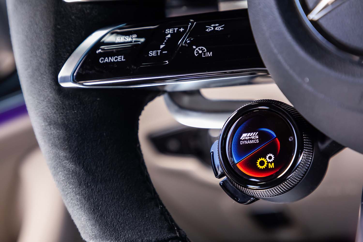 ホーンボタンから生えた「AMGドライブコントロールスイッチ」。ダイヤルを回すとエンジンやトランスミッション、サスペンションなどの項目が呼び出され、サイドのボタンを押すか画面表示をタッチすると、それぞれのセッティングを変更できる。