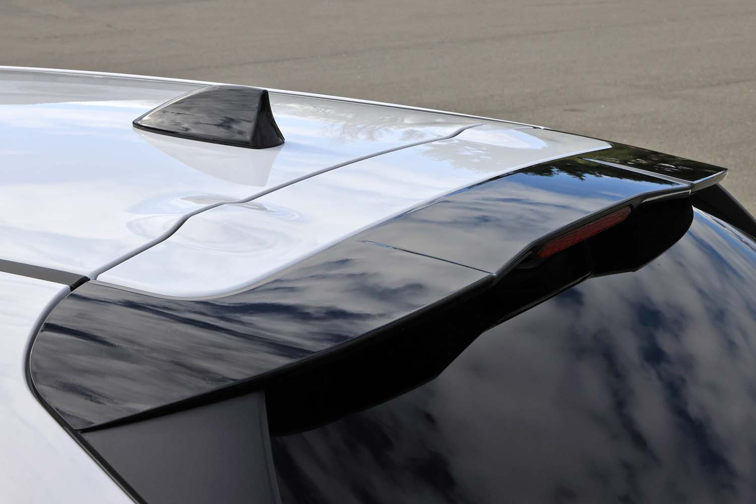 シャークフィンタイプのルーフアンテナとブラック塗装のルーフスポイラーも「STI Sport」専用だ。