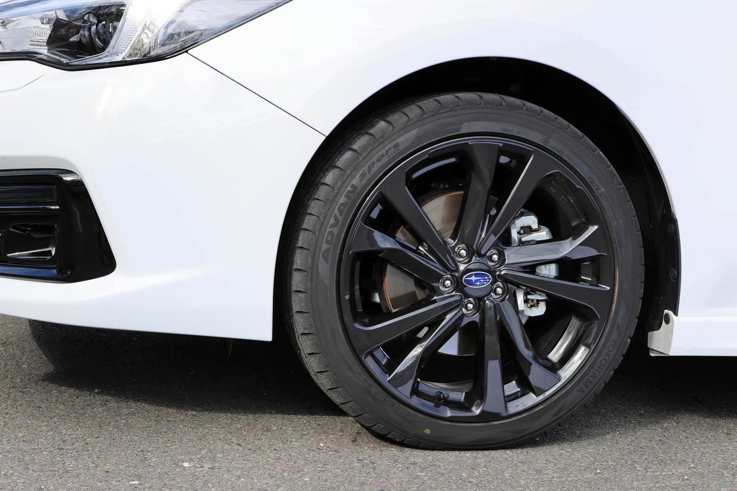 タイヤ＆ホイールはラインナップで最も大きな18インチ。ホイールにはダークメタリック塗装が施される。