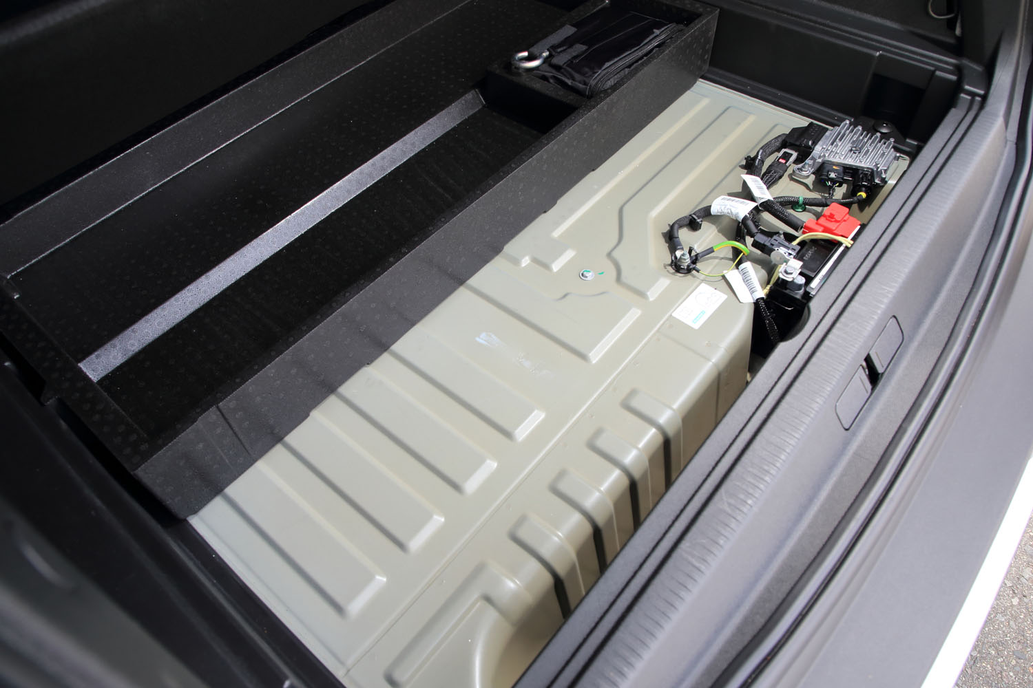 荷室床面に後輪駆動システム関連機器が収められているため、ガソリンエンジン車などにあるサブトランクは設置されていない。