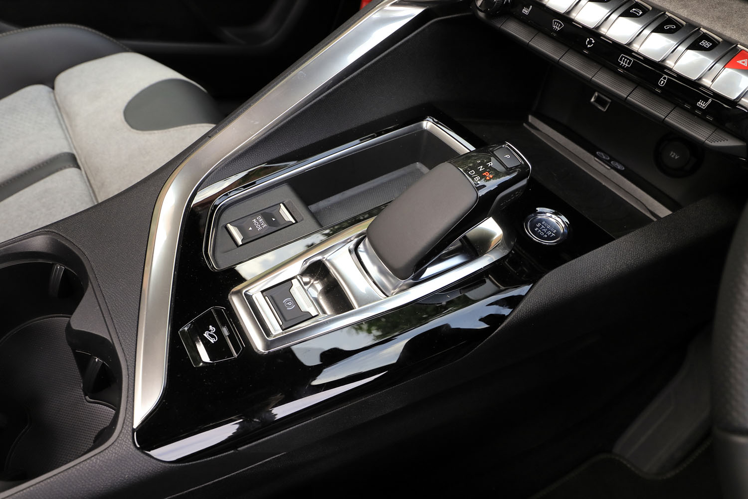 シフトセレクターの左側に「ハイブリッド／エレクトリック／4WD／スポーツ」の4つのモードを切り替えられる、「ハイブリッド4ドライブモードセレクター」スイッチを配置。