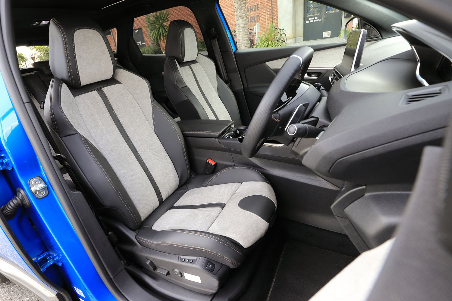 「3008 GTハイブリッド4」のシート表皮は、外装色にかかわらず写真のテップレザーとアルカンターラ（グレー）の組み合わせがスタンダード仕様となる。前席にはヒーター機能も内蔵されている。