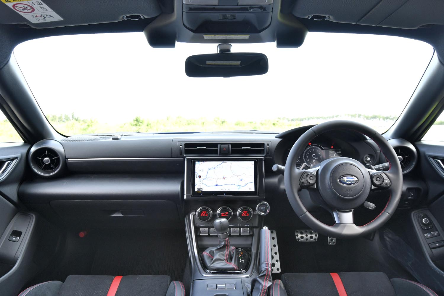 AT車限定ながら、新型にはスバルの運転支援システム「アイサイト」が備わる。写真はその装着車で、写真上方にそのステレオカメラが見られるが、前方視界を狭めない点は大きなメリットとされている（写真＝スバル）
