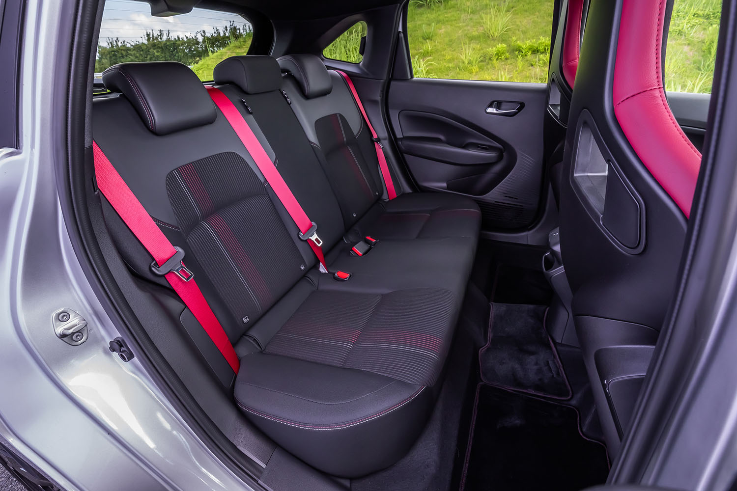 前席と同じく、後席用のシートベルトもレッドでコーディネートされている。ドアトリムやシート表皮は「ノート オーラNISMO」専用で、レッドとホワイトのストライプ柄が特徴。