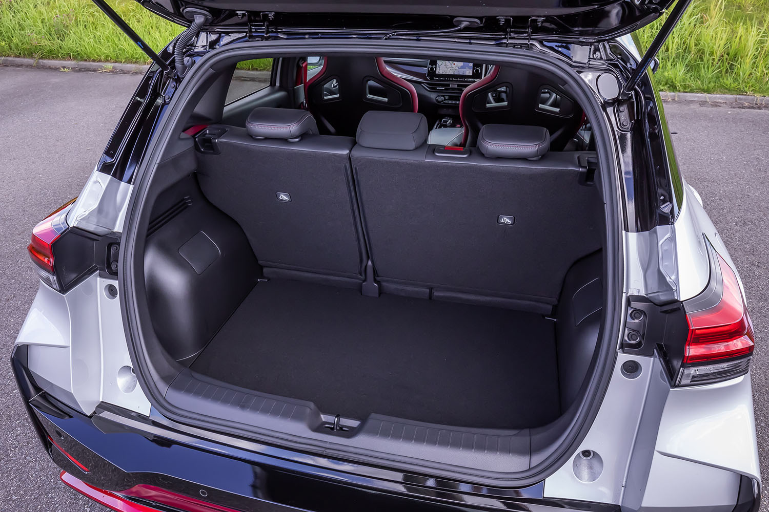 後席を使用する5人乗車時の荷室容量は、FWDモデルの「ノート」および「ノート オーラ」と同じく340リッター。後席背もたれを前方に倒し、荷室容量を拡大することもできる。