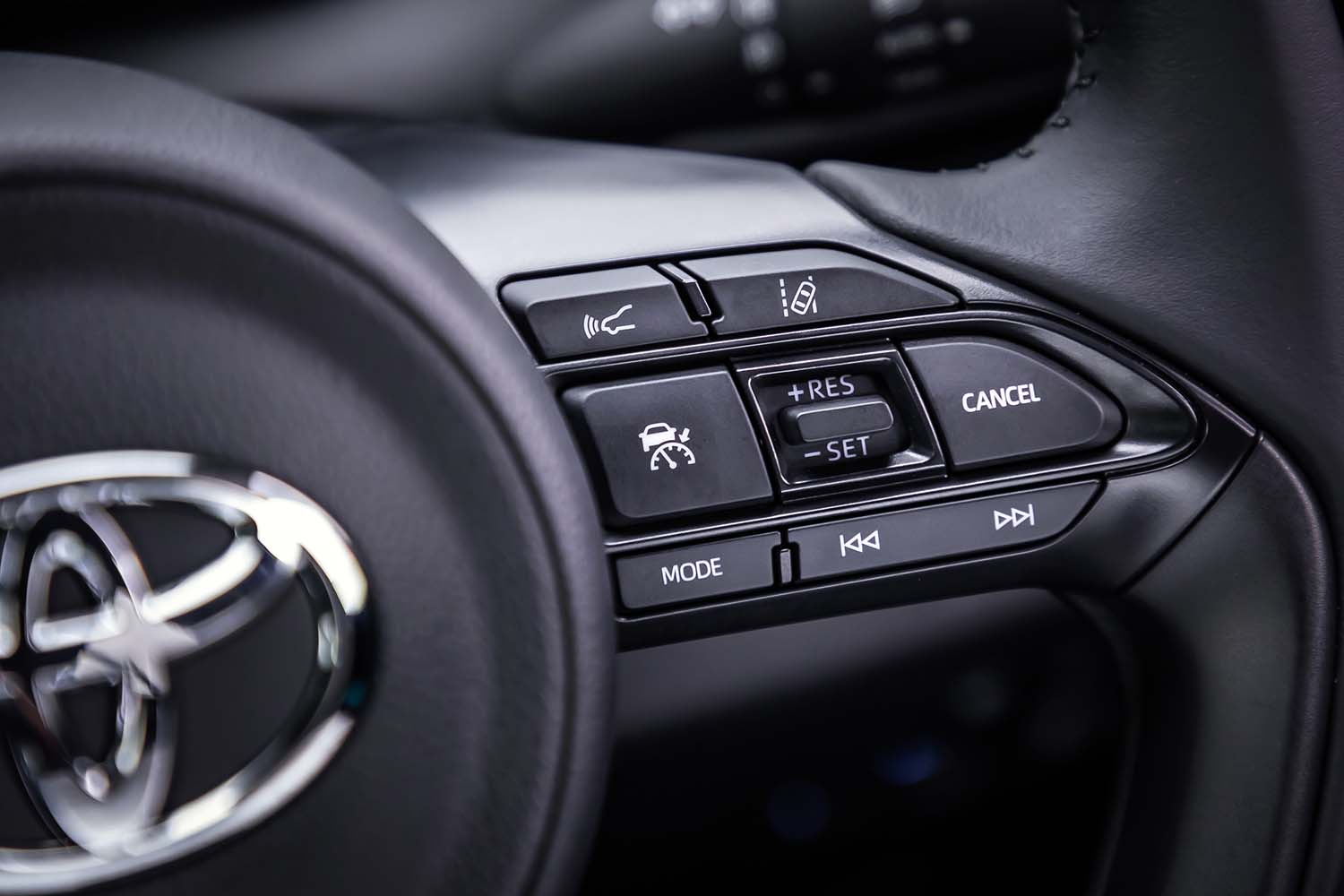 先進運転支援システム「Toyota Safety Sense」は全車に標準装備される。写真はその操作スイッチ。