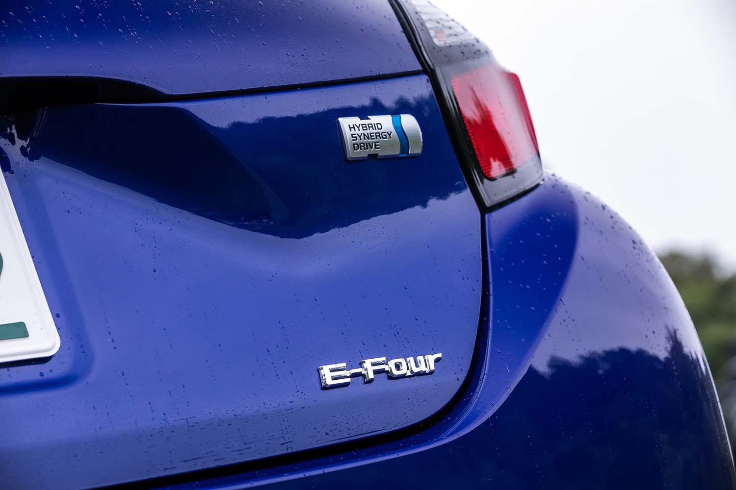 リアエンブレムに見られる通り、「アクア」はハイブリッド専用車。新型では、独立型モーターでリアアクスルを駆動する「E-Four」を採用した4WD車が選べるようになった。