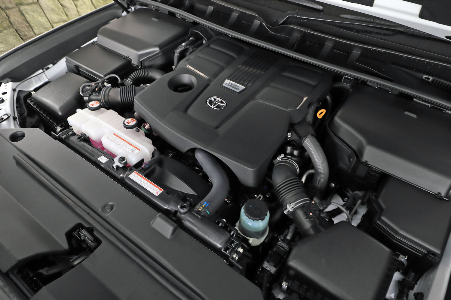 排気量3444ccのV6ガソリンターボエンジン。「レクサスLS」などに採用されるユニットをベースに、オフロード車向けに改良を加えたものだ。
