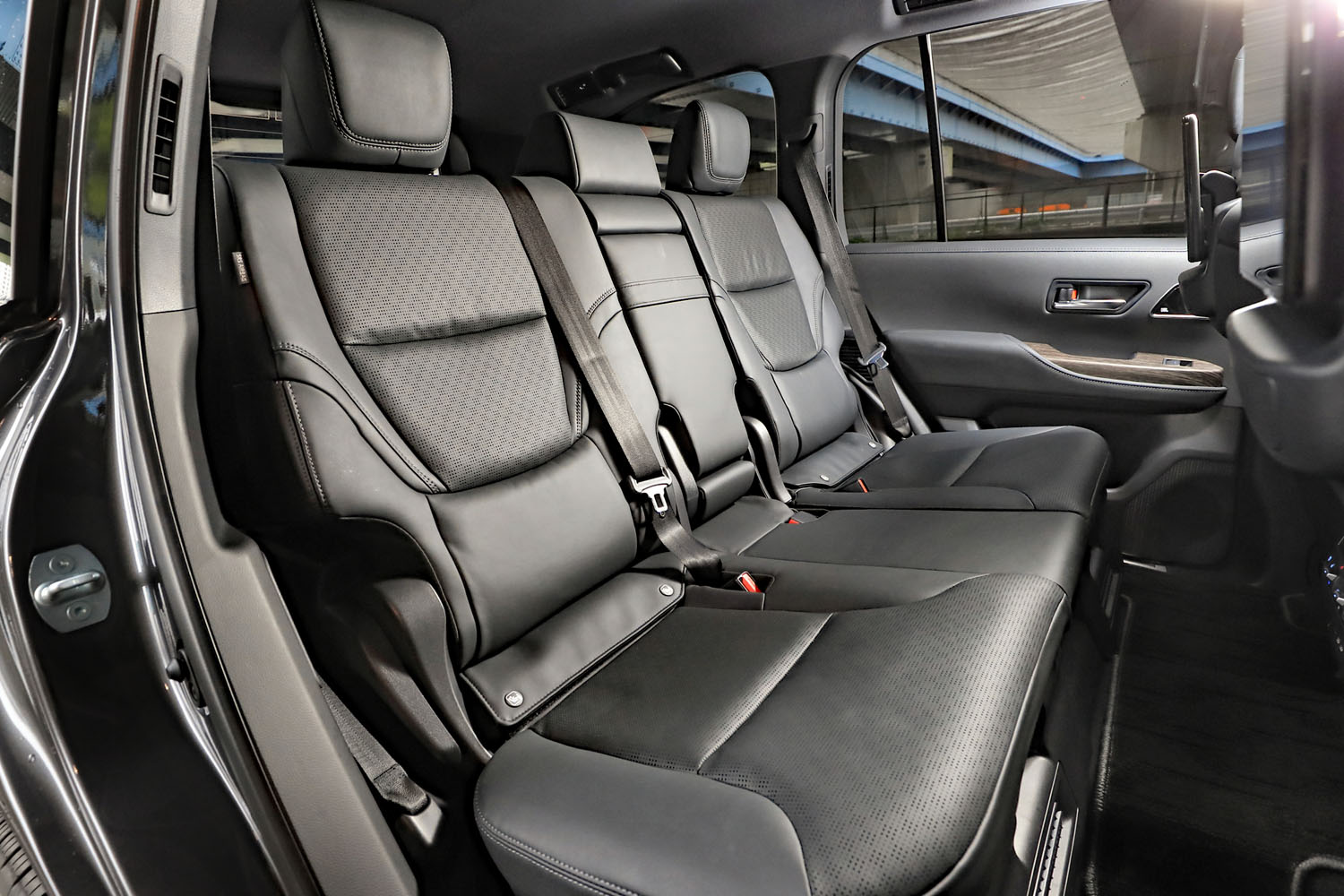 「ZX」「GRスポーツ」では、前席ともども後席にもヒーターやベンチレーション機能が採用される。