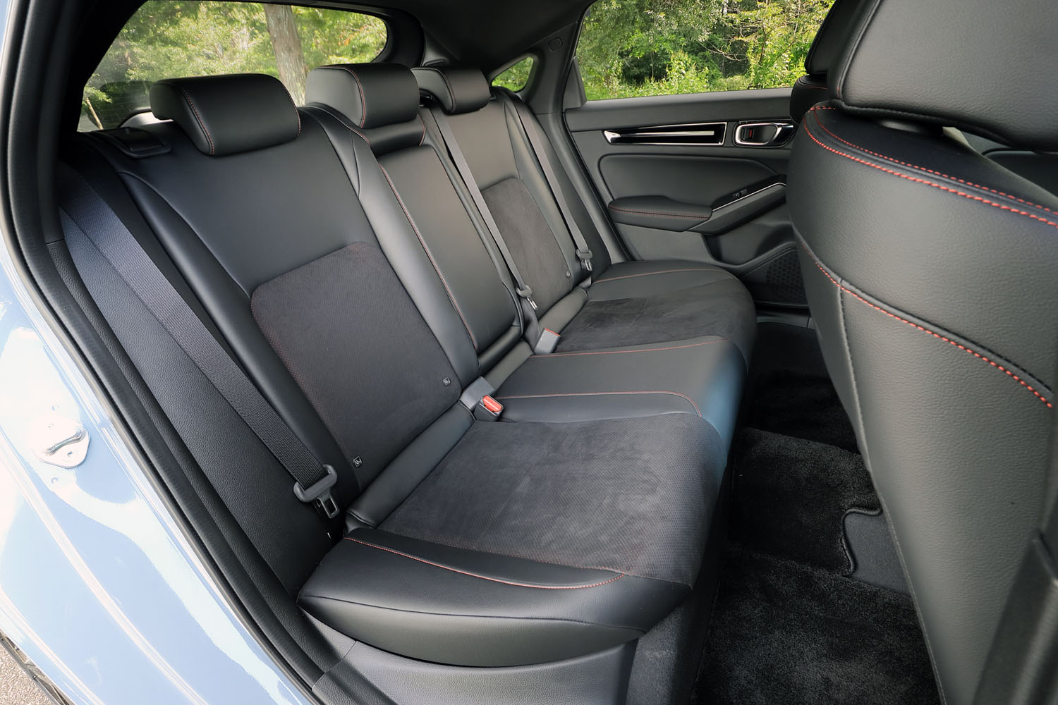 新型「シビック」では、ホイールベースの延長により前後席間距離が従来モデルより35mm拡大。後席の居住性が改善している。