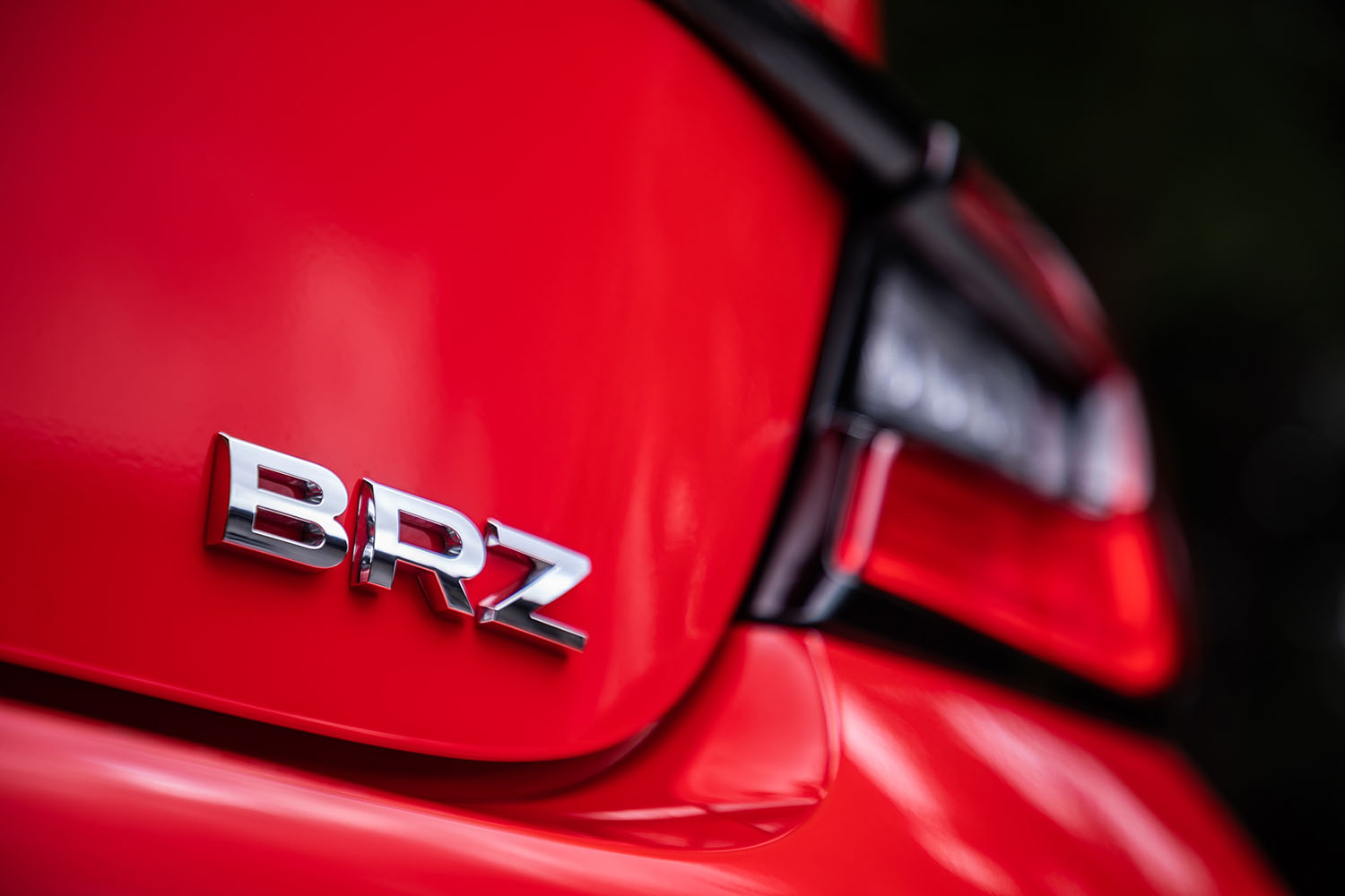 新型「BRZ」はベーシックな「R」と充実した装備が特徴の「S」の2グレードをラインナップ。いずれもトランスミッションは6段MTと6段ATから選択可能で、今回は車両本体価格が332万2000円となるBRZ Sの6段MT車に試乗した。