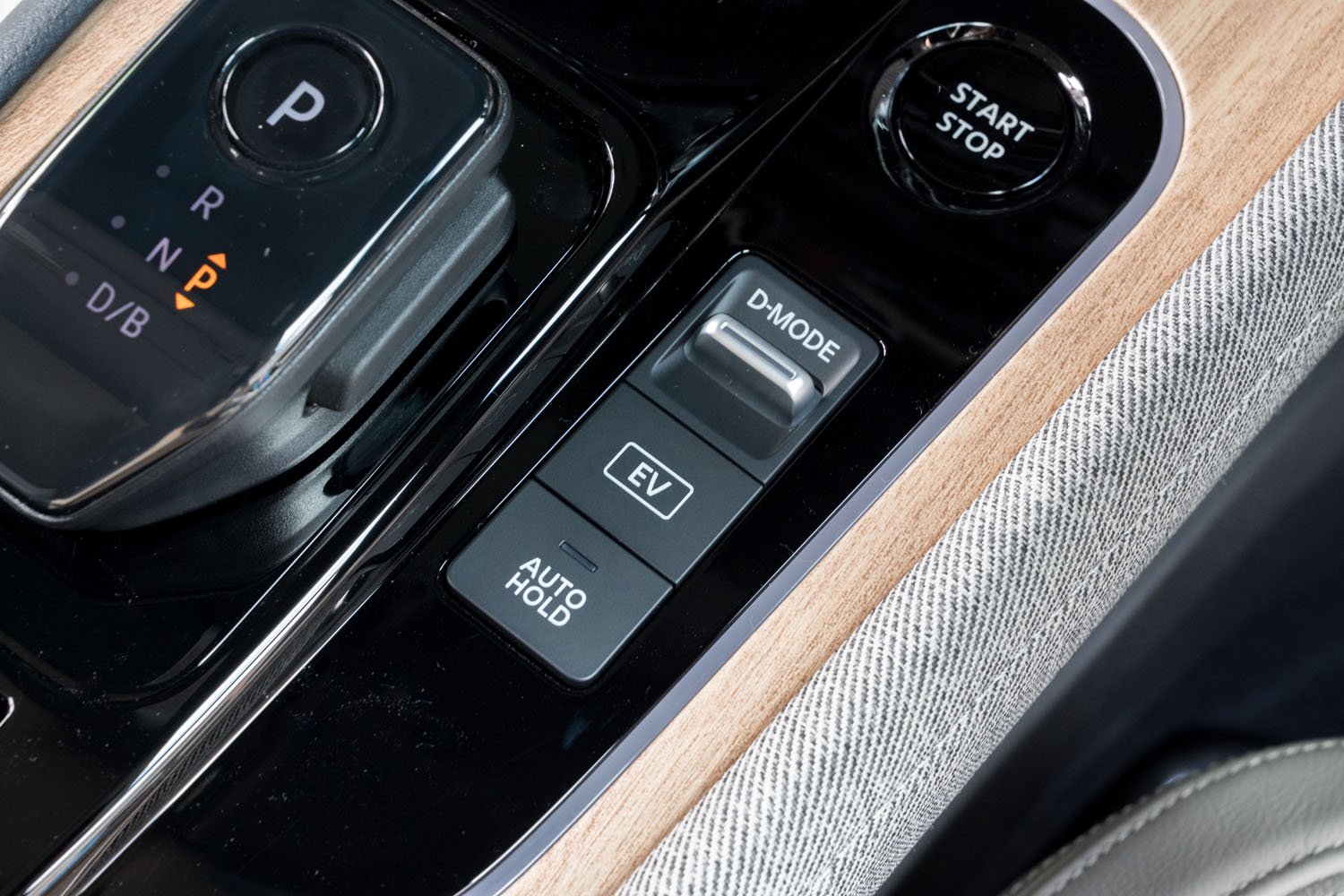 センターコンソールに備わるドライブモードセレクターの操作スイッチ。走行モードには「スポーツ」「ノーマル」「エコ」の3種類が用意され、またバッテリーの残量が十分な状態ならEV走行も可能となっている。