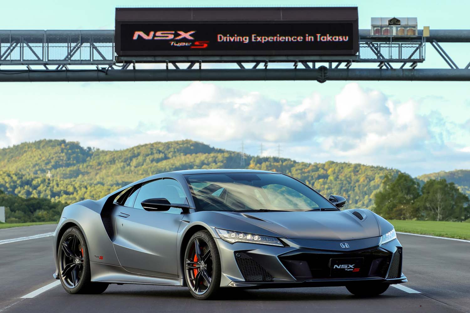 2021年8月に発表された「ホンダNSXタイプS」は、「NSX」のモデルライフの最後を飾る高性能バージョン。今回は北海道内にあるホンダのテストコースで試乗した。