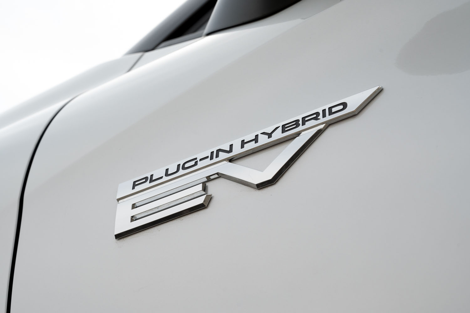 「アウトランダーPHEV」の登場は2012年12月のこと（発売は翌年1月）。新型にはガソリン車の設定がなく、差別化の必要がなくなったためか、正式な車名は単に「アウトランダー」となった。