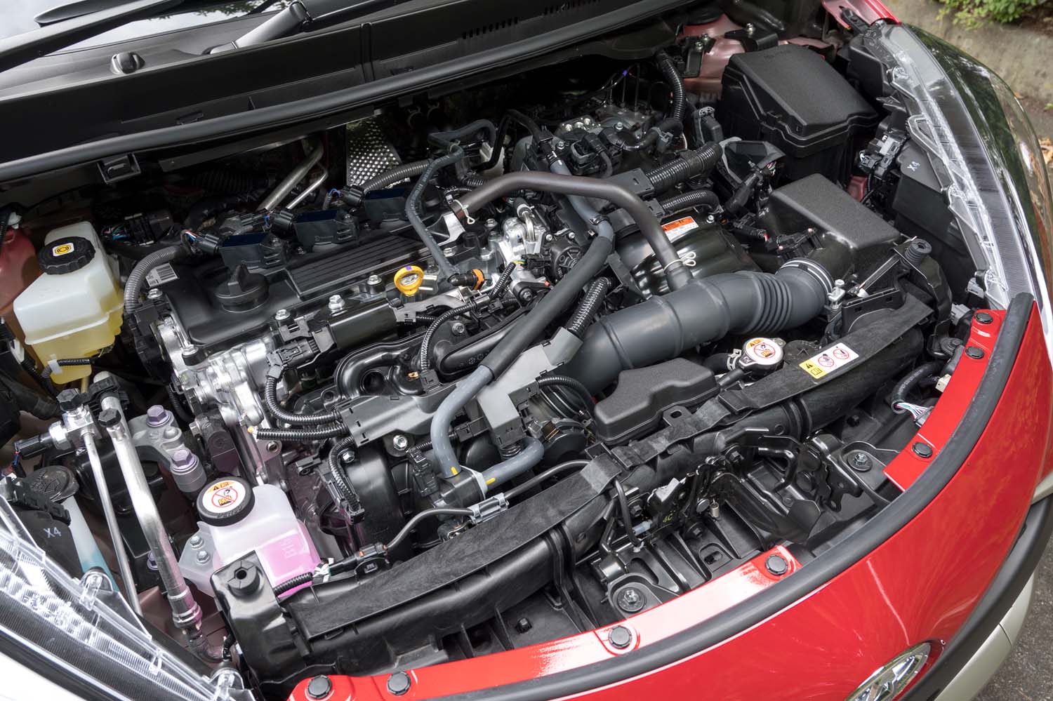 ハイブリッドのシステム最高出力は116PS。先代モデルと排気量は同じながら1.5リッターエンジンは最新の「ダイナミックフォースエンジン」に置き換えられている。