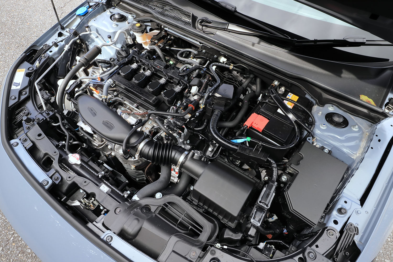 1.5リッターターボエンジンは、ターボチャージャーや吸排気系を見直すことで操作応答性を改善。燃費はMT車、CVT車ともに16.3km/リッターとされている（WLTCモード）。