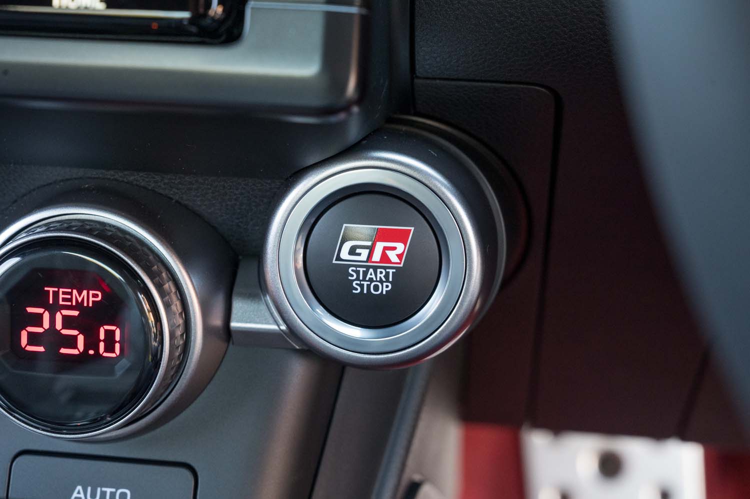 スタート／ストップスイッチも「GR」専用デザインだ。