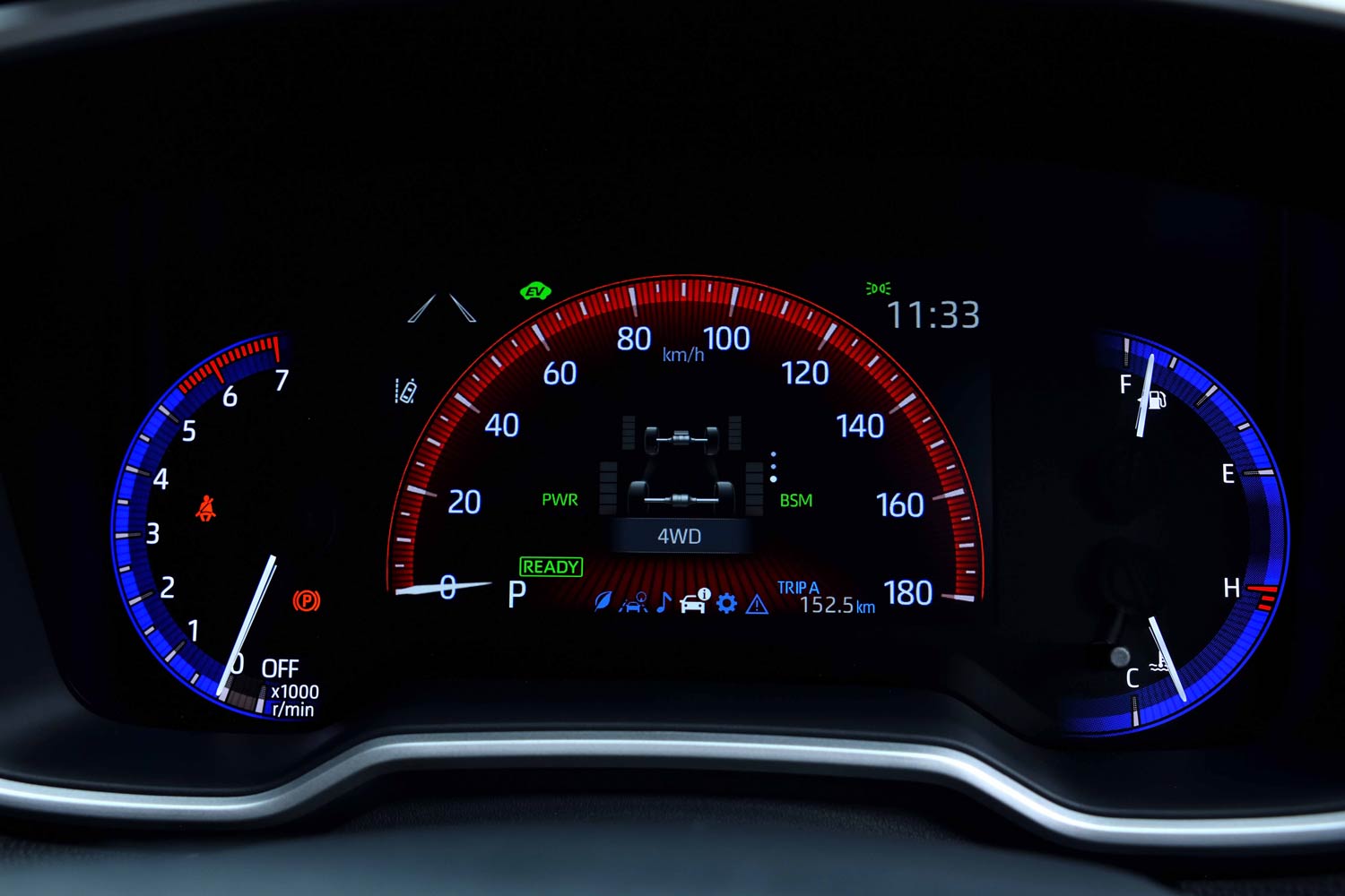 7インチのカラーインフォメーションディスプレイが備わる「オプティトロンメーター」。走行モードの切り替えにより速度計の色が青から赤に変わる。